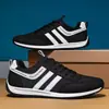 Zapatos nuevos para hombre, modernos y populares, con parte superior de malla transpirable, diseño ligero, amortiguación que absorbe los impactos y suela suave, perfectos para estudiantes, y en un estilo coreano de moda, adecuados para correr y uso casual