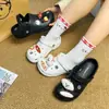 2026 Nuevo Pasador de Pelo de Manzana de Dibujos Animados Zapato de Madera de Cachorro Accesorios de Flores DIY Encantos Lindos para Zapatos
