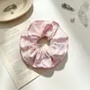 Scrunchies coloridos fofos de desenho animado com cores contrastantes e alto apelo estético, elásticos de cabelo e acessórios. Estoque para atacado disponível