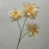 Dália de haste única, com três cabeças, sonhadora - um arranjo de flores decorativo para casamentos, decorações de corredor e decoração de casa. Buquê de flores artificiais