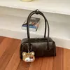 Nova bolsa de axila de nicho para mulheres para o início do outono de 2026, bolsa tipo travesseiro vintage, bolsa versátil de grande capacidade para o dia a dia, bolsas femininas no atacado