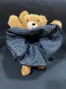 O scrunchie infantil fofo de urso com estampa xadrez azul é extremamente estiloso para prender o cabelo em um coque, proporcionando um visual sofisticado.