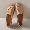 Mocasines de cuero suave suela blanda para mujer 2026 otoño nuevo huecos transpirables boca poco profunda zapatos de un solo color retro slip-on zapatos pequeños de cuero