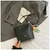 2025 Nuevo Bolso de Cubo Tejido Simple Bolso de Hombro de Moda Ins Coreana Bolso Nicho para Mujer para Desplazamiento Axilar