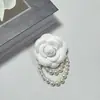 Broche de flor de camelia y perla estilo Chanel, pin de tela tridimensional, accesorio de alta gama, venta al por mayor