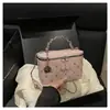 Mini Bolsa Feminina 2025 Novo Estilo Bolsa Transversal Fashion Inspirada na Chanel Bolsa Caixa Tendência Bolsa de Corrente Acolchoada
