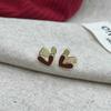 Pendientes pequeños y exquisitos de alta gama de lujo ligeros con hebilla de oreja de amor de doble cara roja dulce Angela para mujer