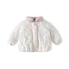 Chaqueta Acolchada Floral de Invierno 2026 para Niñas con Felpa Adicional Estilo Coreano para Bebé Ropa de Algodón Gruesa Elegante para Bebé Moderna