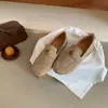 Coleção Nova Primavera 2026: Sapatos de Vovó Tendência com Fivela de Camélia em Metal e Solado Macio Mocassins Femininos