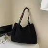 Bolsa de mano con estampado floral estilo bosque y correas anchas, un diseño fresco y artístico que complementa cualquier atuendo, perfecta para mujeres jóvenes con estilo y para el uso diario.