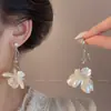 Novos Brincos de Flor Doce, Longos Fashionáveis de Nicho de Alta Qualidade para Senhoras e Senhoritas Elegantes com Pingente de Pétala