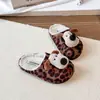 Pantuflas de algodón para niños para usar en exteriores, nuevo estilo invierno 2026, diseño lindo de cachorro de dibujos animados, forradas de felpa para abrigar, zapatos peludos para bebé