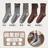 Meias femininas marrons para outono e inverno com laços, meias de cano médio doces e fofas, meias de algodão sem costura, meias largas estilo Maillard para primavera e outono