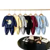 Conjunto de moletom com estampa de estrelas e urso de desenho animado para crianças e bebês, forrado com fleece e quentinho, com calça jogger, adequado para meninos e meninas, roupas de outono e inverno para crianças