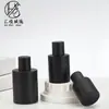 Botella de perfume cilíndrica negra mate multiespecificación en stock, botella de recarga de vidrio cosmético de alta gama con tapa a presión, botella de spray de presión portátil