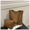 Bolso de Color Sólido para Viajes de Negocios para Mujer 2025 Otoño e Invierno Nueva Moda Simple de un Solo Hombro Cruzado Bolso de Suegra Estilo Extranjero Bolso Cubo