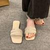 Sandálias de Strass Plissadas Estilo Fada para Mulheres Verão Novo Uso Externo Bico Quadrado Chinelos Rasteiros Sandálias Tamanho Grande