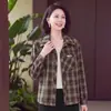 Camisa a cuadros de manga larga para madre, ligera, nuevo estilo primavera y otoño 2026, para mujeres de 50 años o más, ropa para mujeres de mediana edad y mayores, chaqueta camisa que rejuvenece
