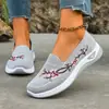 Sapatos Femininos Transfronteiriços 2026 Novo Modelo Sapatos Femininos Bordados Fly-Knit com Solas Macias, Sapatos Leves para Mães de Meia-Idade e Idosas, Sapatos de Pano Old Beijing