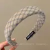 Faixa de cabeça larga de tricô minimalista e elegante estilo coreano para mulheres, novo modelo 2026, adequada para uso diário, projetada para realçar a aparência da linha do cabelo e pode ser usada como faixa de cabeça para lavar o rosto ou presilha de cabelo