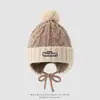 Gorro de punto con bloques de color para niños para otoño e invierno, con protección para las orejas y pompón grande, gorro de lana tipo Boston para niños y niñas