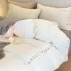Juego de cama de cuatro piezas de terciopelo nube de lujo ligero de alta calidad Invierno doble cara de terciopelo de leche borde funda de edredón de terciopelo coral sábana de cama