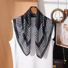 Bufanda de Seda de Textura Lujo Ligero 70 cm para Mujer, Brillo Satinado, Elegante Accesorio para el Trabajo, Diseño Único, No Producido en Masa