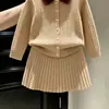 Nueva colección otoño/invierno 2026 para niñas estilo coreano: Conjunto de punto trenzado color caqui, con un suéter de cuello polo y una falda