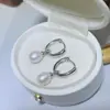 Accesorios de principios de primavera Celebridad de Internet Explosivo Abrigo de Cobre Anillo Dorado Hebilla de Oreja Pendientes de Perlas Naturales Joyería de Lujo Ligero Pendientes de Joyería de Gama Alta
