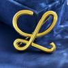 Línea Luo Yijia letra L broche dorado corsage femenino diseño simple sentido insignia de bolso accesorios pasador de solapa