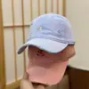 Boné de Baseball Bordado com Letras 2026 Novo para Mulheres, Boné Simples Versátil de Topo Macio para Primavera e Verão Que Faz o Rosto Parecer Menor, Estilo Tendência para Casais
