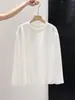 Top Básico Branco para Mulheres na Primavera e Outono, Simples e Fashion, Textura Fina, Camiseta de Manga Longa, Blusa Básica de Ombro Direito