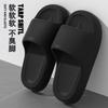 Sandalias y pantuflas de suela gruesa para mujer verano 2025 nueva sensación de pisar excremento para interior hogar baño baño antideslizantes pantuflas exteriores para hombre