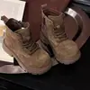 Botas Chelsea infantis de couro macio para meninas, novo modelo outono e inverno 2026, botas curtas com salto grosso e sola grossa para meninas, com solas macias