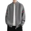 Suéter cárdigan de punto para hombre con bloques de color a rayas, colección otoño/invierno 2026, cuello alto estilo americano, engrosado para mayor calidez y una sensación lujosa
