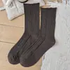 Meias simples listradas de comprimento médio para mulheres, perfeitas para o início do outono, criando um visual descontraído e confortável, adequadas para sandálias Birkenstock, com punhos elásticos e design sem costura, atacado
