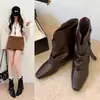 Botas Retro Otoñales Estilo Coreano para Mujer con Aumento Oculto de Altura Botas de Moda Nuevas Hebilla Elegante Punta Cuadrada Botines 2026