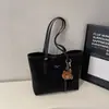 Bolsa tote, nuevo modelo de otoño, bolsa de nicho retro de gran capacidad para el día a día, bolso de hombro versátil y simple, bolso grande de moda para mujer
