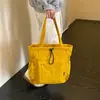 Bolsa tote de nylon com cordão e múltiplos bolsos, grande capacidade, adequada para o trajeto diário, leve, casual, para estudantes, e pode ser carregada na mão.