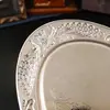 Bandeja metálica ovalada de estilo europeo con motivos florales de colores esmaltados, adecuada para servir fruta, como bandeja de té en hoteles, o para guardar frutos secos.; una pieza decorativa para la decoración del hogar