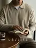 Camisa Polo de Lã com Manga Off-Shoulder e Decote V Pequeno Estilo Old Money para Homens Outono e Inverno 2025 Camiseta Casual Preguiçosa Amiga da Pele de Manga Longa