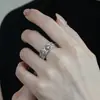 Anillo de Flor de Cuatro Hojas Hueco para Mujer, Exquisito, Ligero, Lujoso y de Gama Alta, Anillo Abierto para Dedo Índice, Joyería de Diseño de Nicho Estilo Antiguo