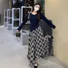 Traje de Moda Asimétrico de Manga Larga Ligeramente Gordito mm Principios de Otoño Nuevo Diseño de Falda a Cuadros con Efecto Adelgazante Conjunto de Dos Piezas