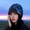 Gorro de Punto Jacquard con Flores al por Mayor Nuevo para Mujer Otoño Invierno Versátil Adelgazante Facial Suave Protección para los Oídos Gorro de Lana Gorro para Cabeza Grande