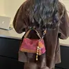 Bolso tipo almohada de gamuza de alta gama ultra moderno estilo coreano para mujer, nuevo de moda 2026, versátil, de gran capacidad, para hombro y cruzado