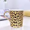 Taza de Cerámica con Mango Dorado Estampado de Leopardo Regalo Navideño Fabricante Venta al por Mayor Más Pantalla Promocional con Logo Taza de Porcelana Ósea