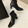 Botas de moda de 6 cm, punta cuadrada, tacón grueso, de media pantorrilla para mujer, versátiles, de color liso, estilo europeo y americano, diseño simple, hechas de cuero de plena flor