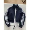 Chamarra sudadera corta azul marino con tres franjas para hombre y mujer, adecuada para primavera y otoño, chaqueta de béisbol atlética de corte limpio con cuello alto