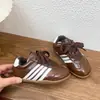 Tênis de Treino Retro Estilo Coreano para Crianças 2026 Outono/Inverno Novidades Unissex Infantil Superfície de Couro Casual Versátil Esportes Tênis de Prancha Forrest Gump