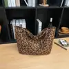 Bolsa de lona casual artística estilo japonês Shuai Mi Jia, bolsa de ombro com estampa de leopardo, bolsa tote retrô de grande capacidade estilo preguiçoso